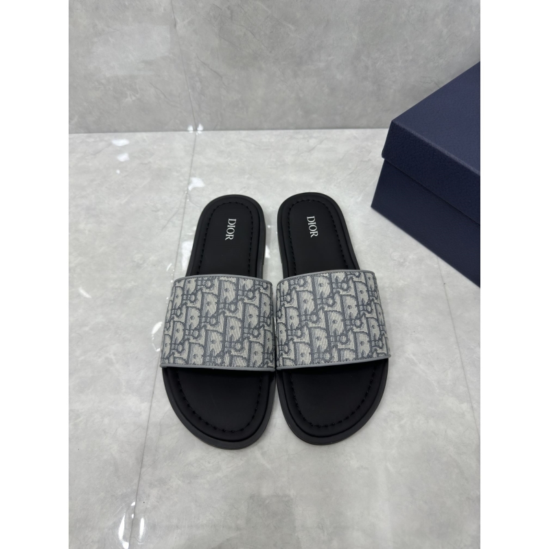 ch**an D*or slippers